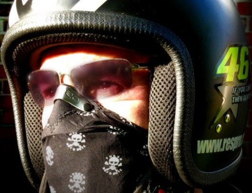 Бандана респиратор Respro Bandit™ черный с черепами.