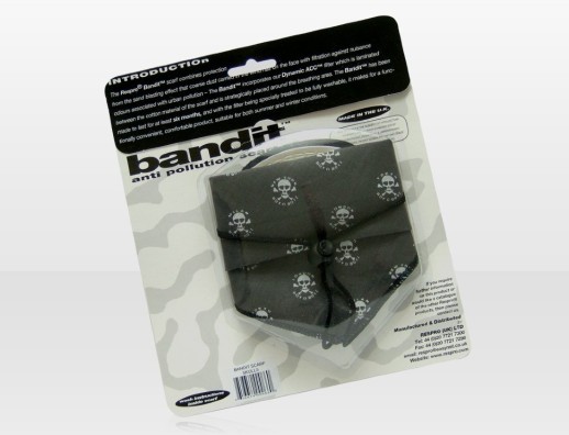 Бандана респиратор Respro Bandit™ черный с черепами в упаковке.