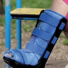 Ортез голеностопный жесткий детский medi Walker boot D kidz